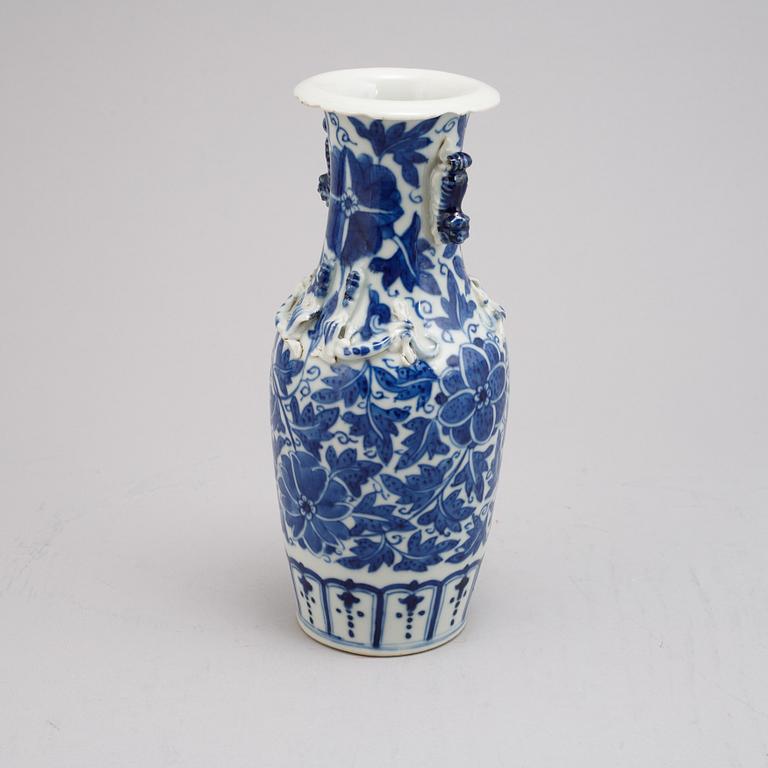 A Chinese blue and white porcelain vase, Qing dynasty, 19th century.