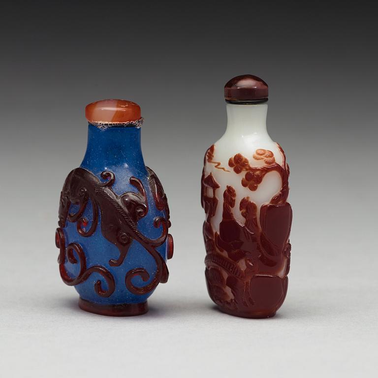 SNUSFLASKOR, två stycken, pekingglas. Kina, 1900-tal.