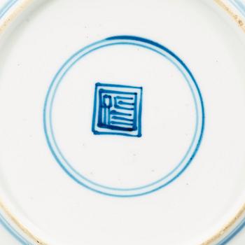 A pair of blue and white dishes, Qing dynasty Kangxi (1662-1722).