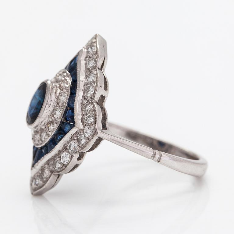 Ring, 18K vitguld, diamanter ca 0.60 ct totalt och safirer.