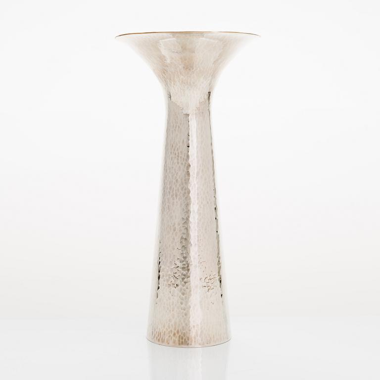 Pekka Piekäinen, A sterling silver vase "Calla", marked PP, Platinoro, Turku 2007.