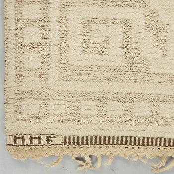 Märta Måås-Fjetterström, A CARPET, "Vita spetsporten", knotted pile in relief, ca  177,5 x 121 cm, signed MMF.