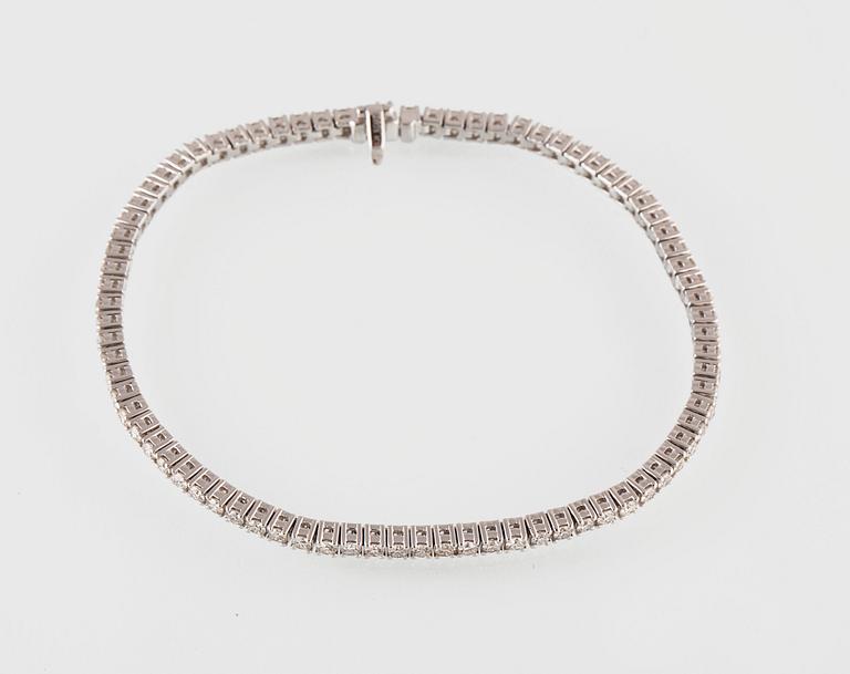 ARMBAND, 18K vitguld med 80 briljantslipade diamanter 2.81 ct. Vikt 11,6 gram.