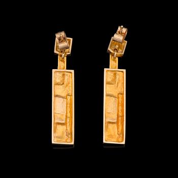 BJÖRN WECKSTRÖM, A PAIR OF EARRINGS, "Tundra", 14K gold. Lapponia 1971.