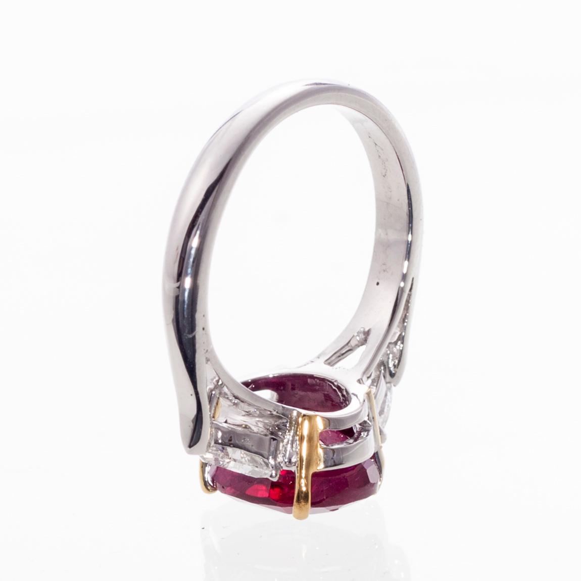 RING, 18K vitguld, rubin, diamanter. Vikt ca 5,2 g.