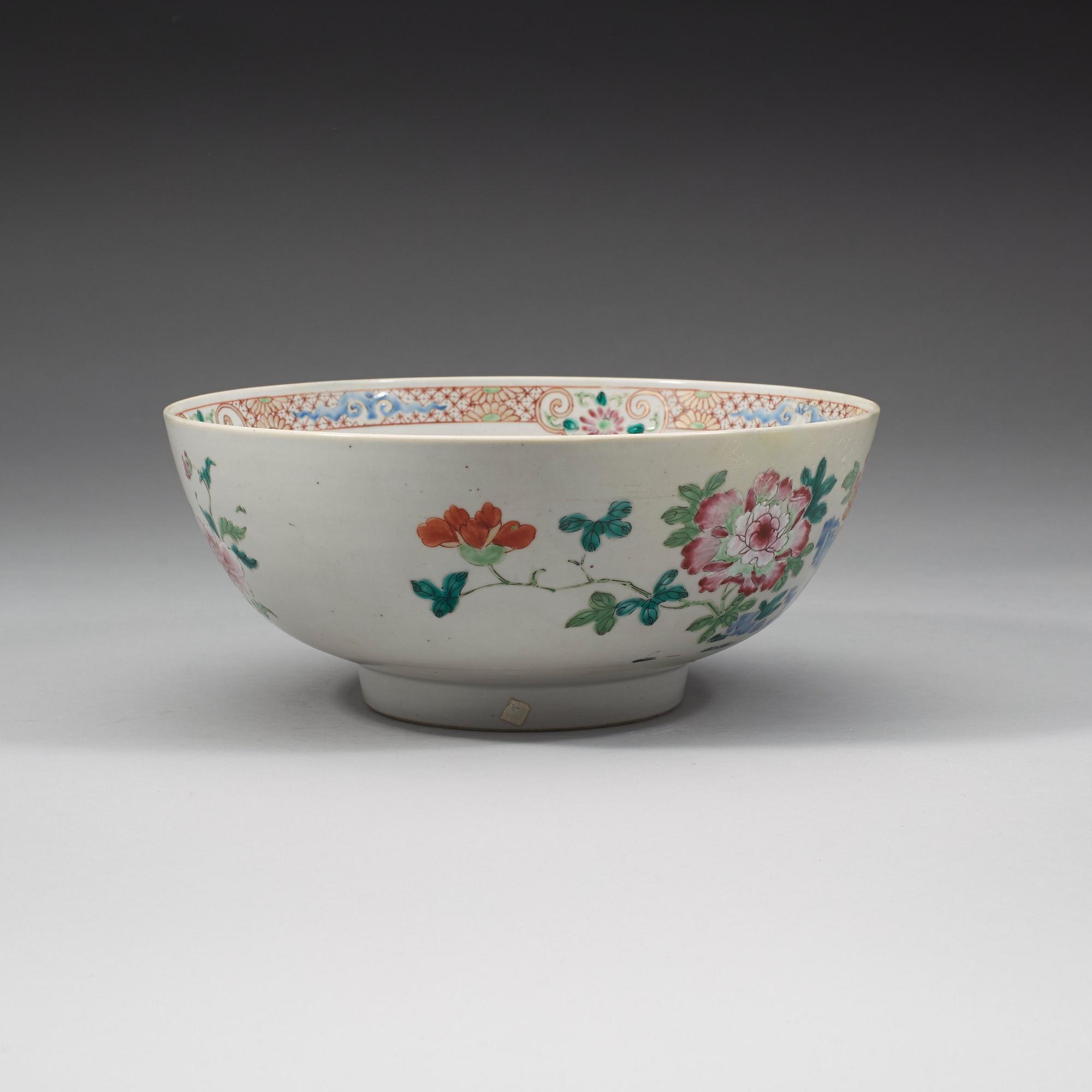 A famille rose bowl, Qing dynasty, Qianlong (1736-95).