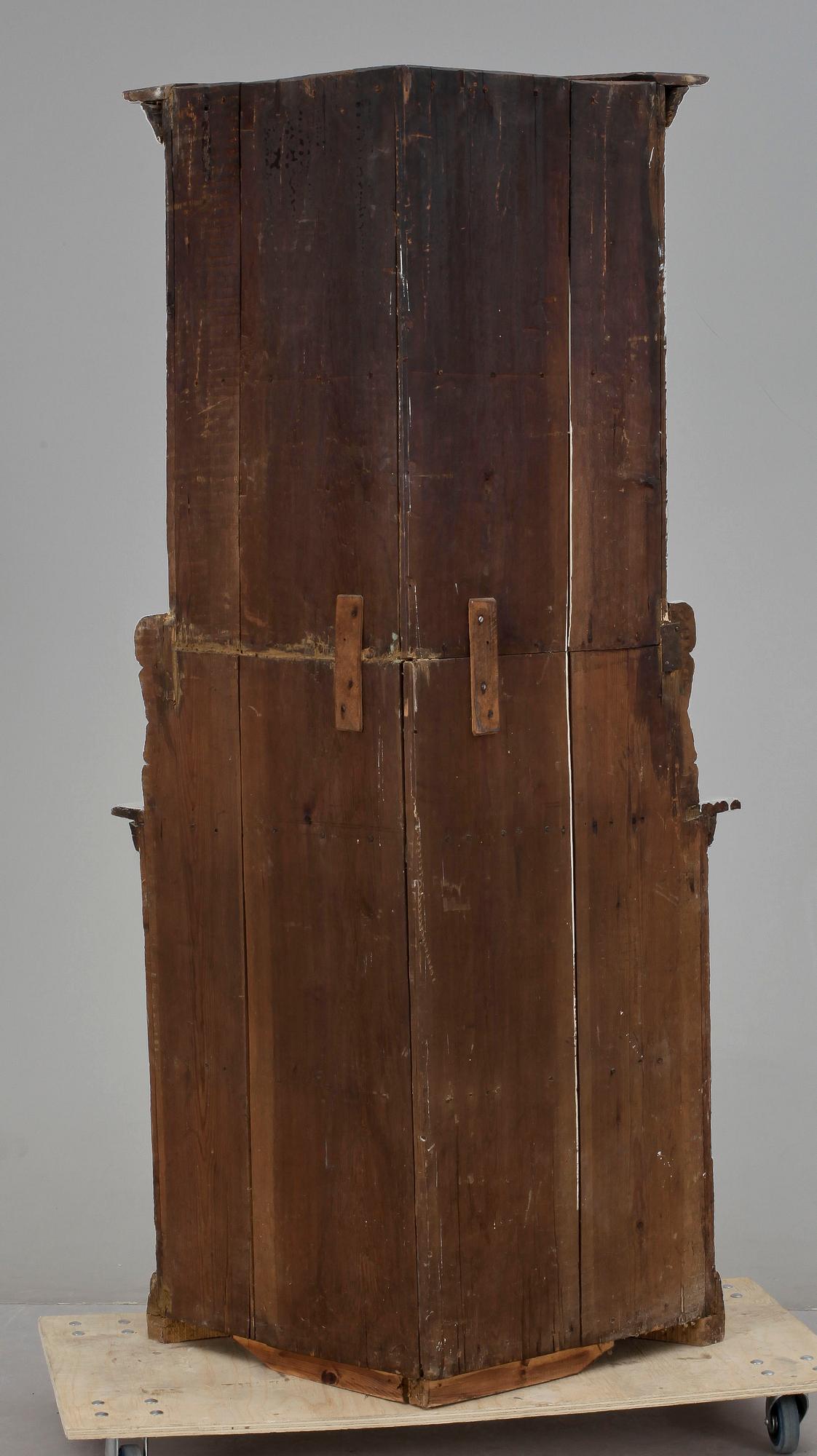 HÖRNSKÅP, allmoge, 1800-talets första hälft.