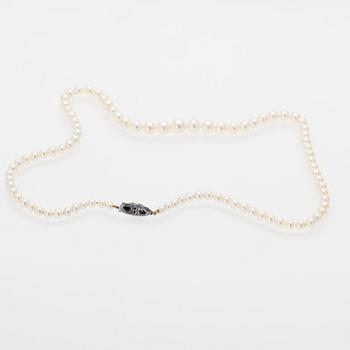Necklace of graduated cultured pearls with a silver clasp.
