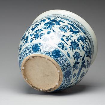 A large blue and white flower pot, late Qing dynasty.
