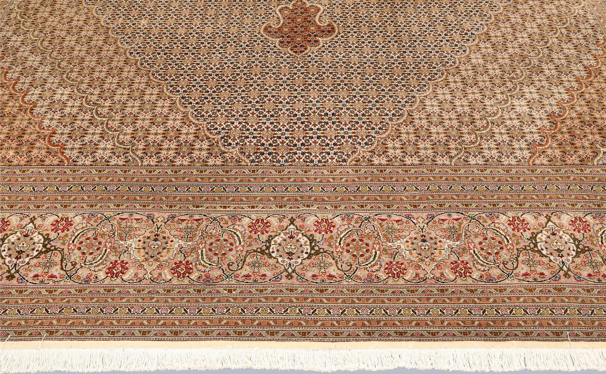 Matta, Täbris, part silk, s.k. 50 Radj, ca 416 x 304 cm.