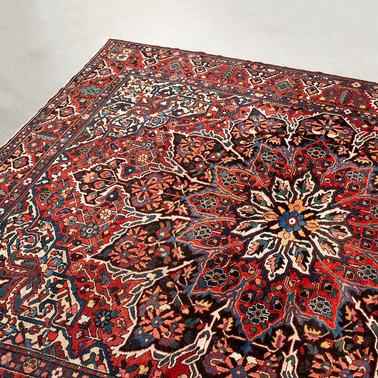 Carpet, Bakhtiari, 420 x 320 cm.