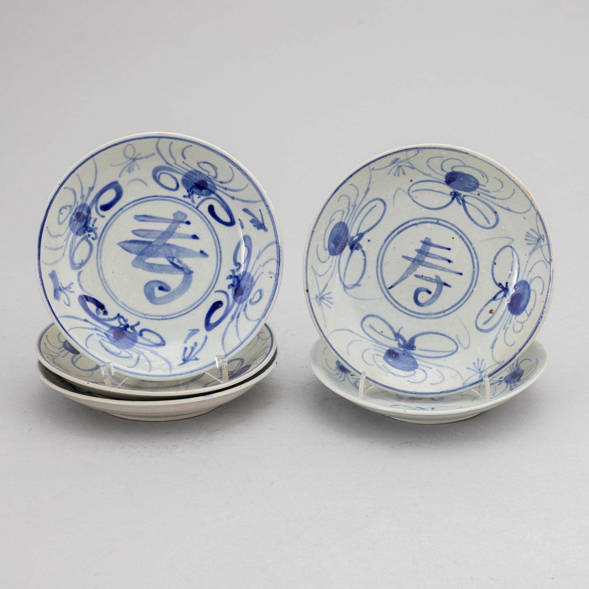 A set of seven Japanese blue and white porcelain dishes, Edo period (1603-1868).