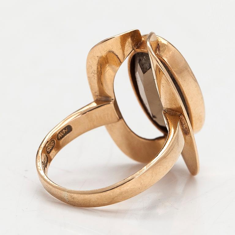 Eero Rislakki, ring, hänge och brosch, 14K guld, rökkvarts. Westerback, Helsingfors, 1959-61.