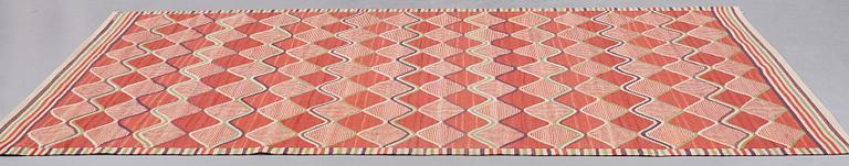 Barbro Nilsson, MATTO, "Rödspättan", flat weave, ca 313,5 x 203 cm, signed AB MMF BN.