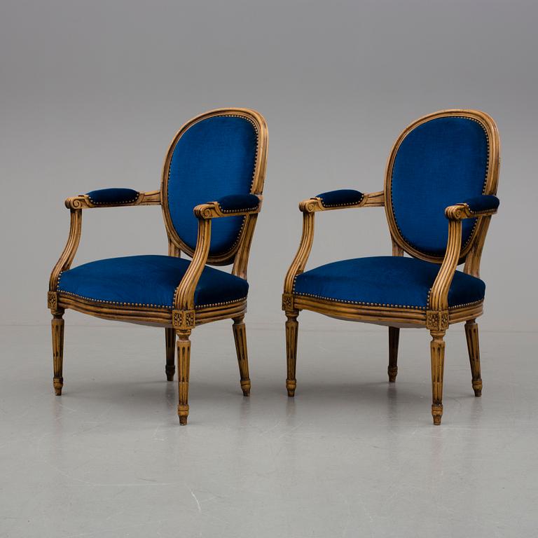 KARMSTOLAR, ett par. Louis XVI-stil. 1900-talets första hälft.