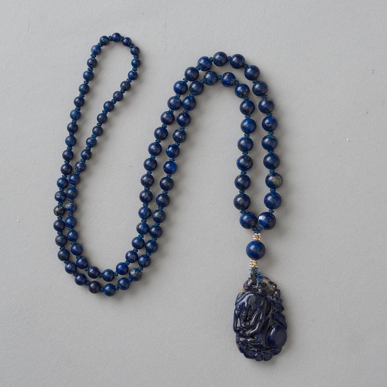 HALSBAND med HÄNGE, lapis lazuli. Sen Qingdynasti.