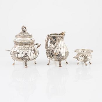 A Spanish Silver Tea- and Coffee Service, Rococo-Style (6 pieces).