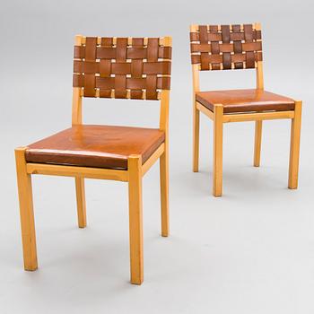 A pair of 615 chairs with leather upholstery, mid-20th Century.