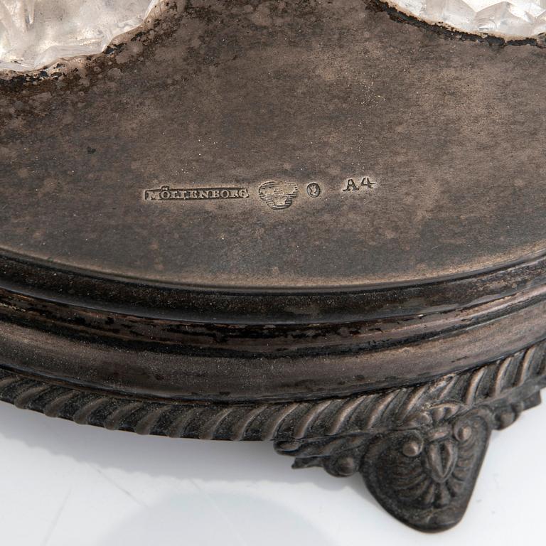 Gustaf Möllenborg, Bordssurtout, silver, för 2 karaffer samt 2 ströare, Stockholm, 1831.
