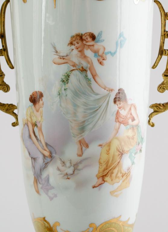 LOCKURNOR, 1 par, porslin och mässing, sannolikt Frankrike, omkring år 1900.