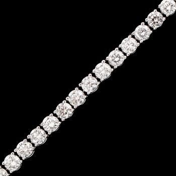 ARMBAND, 18 k vitguld, rivièrelänk, 42 briljantslipade diamanter tot ca 9.11 ct.