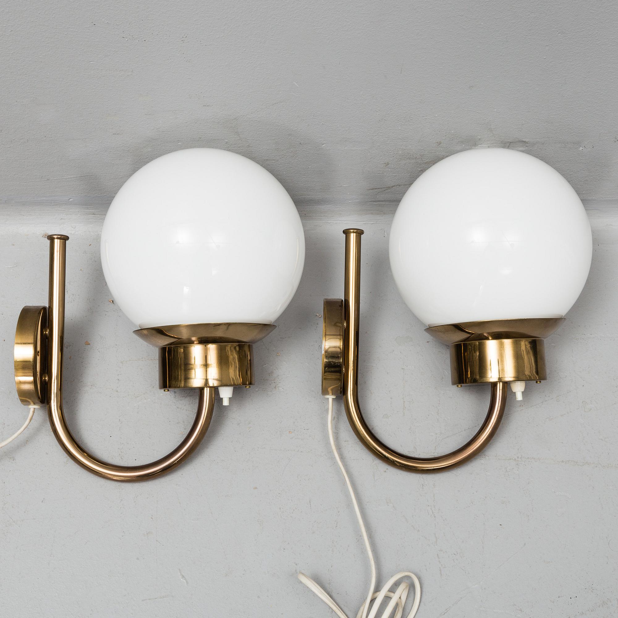 A pair of wall lamps "model V-118" in brass and glass, Bergboms.