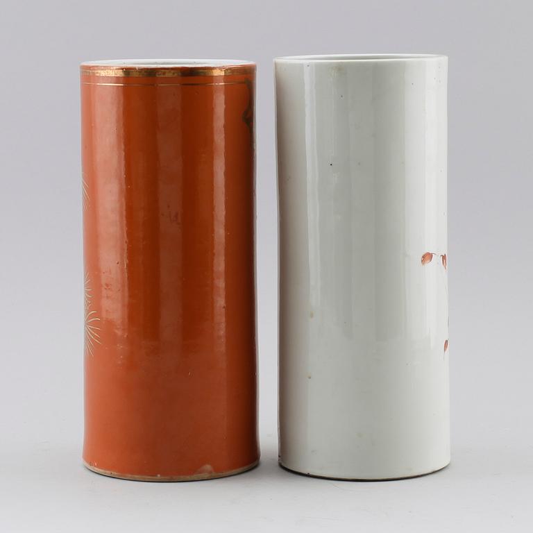 PENSELVASER, 2 st, porslin, Kina, 1900-/2000-tal.