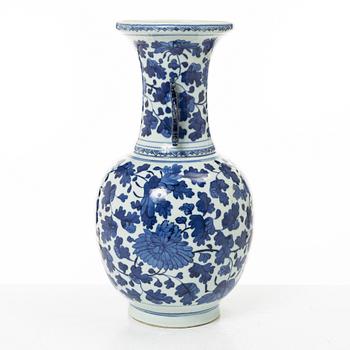 Vas, porslin. Kina, 1900-tal.