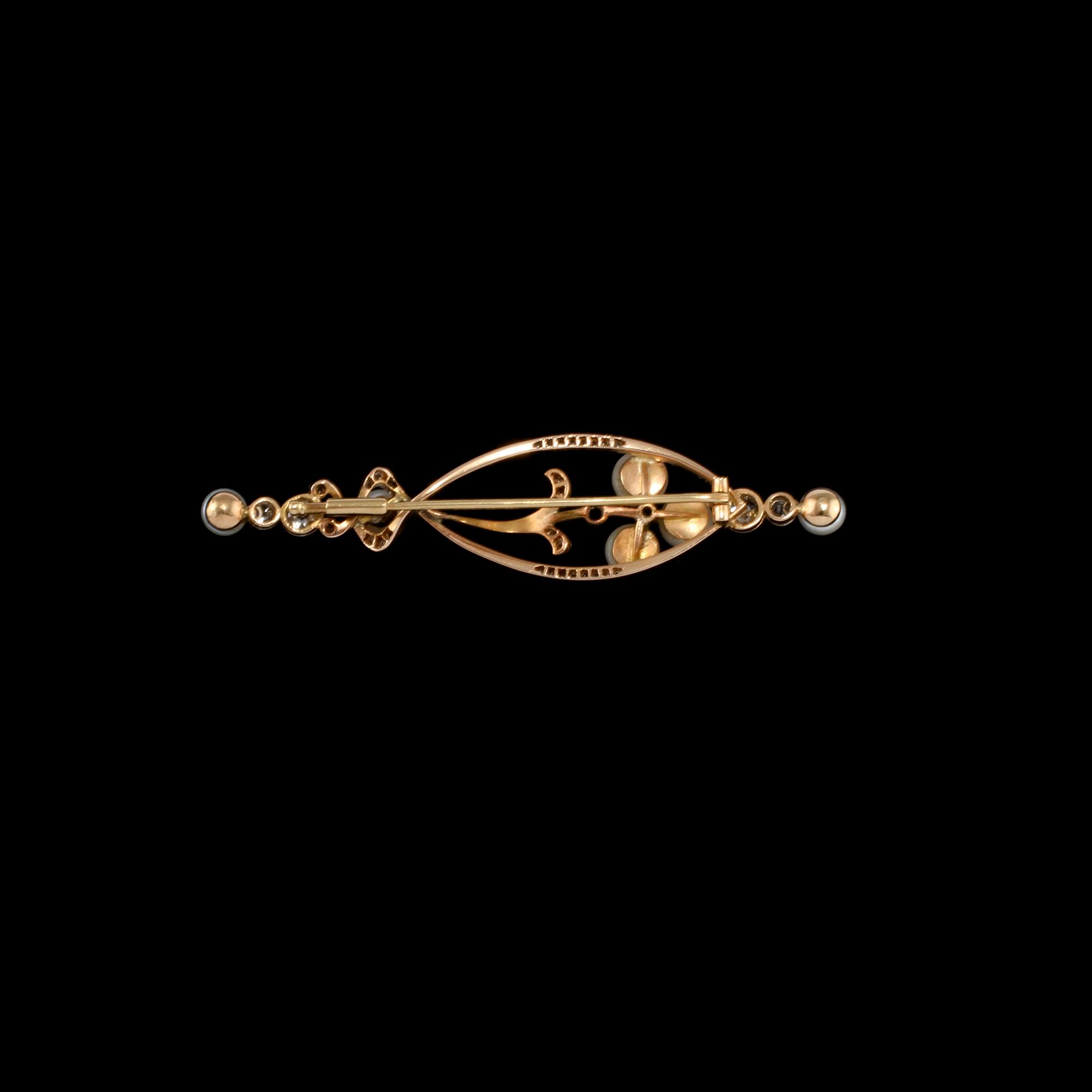 BROSCH, 18k guld samt platina, med fasett och äldre briljantslipade diamanter samt odlade pärlor, Jugend. Vikt 7 g.