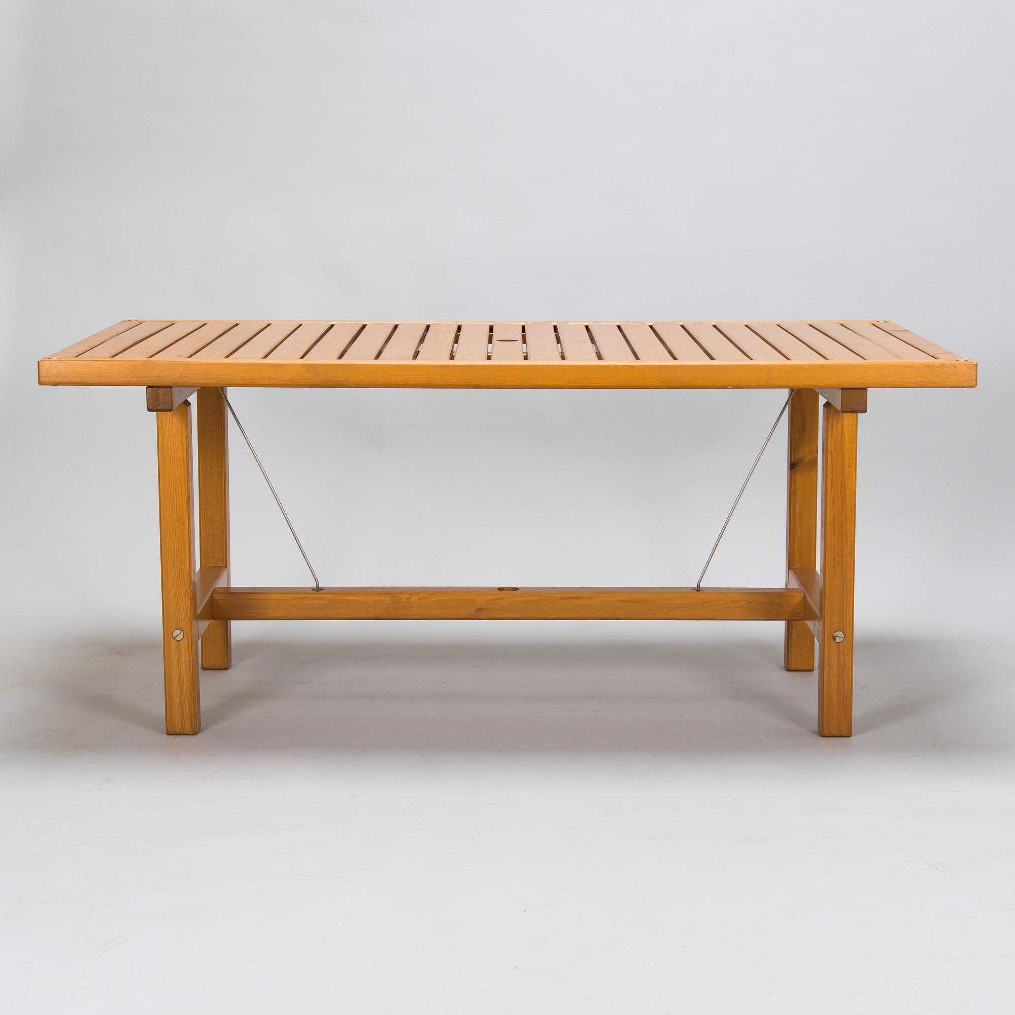 Elsa Stackelberg, a garden table and a pair of garden chairs, Fri Form, Edsbruk, Sweden, late 20th century.