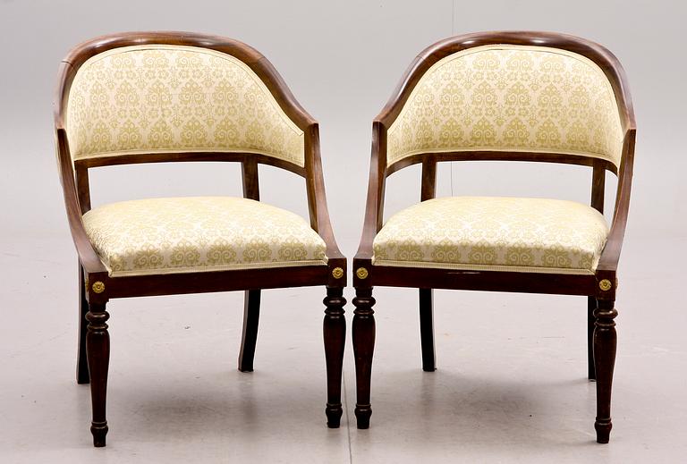 KARMSTOLAR, ett par, sk baljfåtöljer, gustaviansk stil 1900-tal.