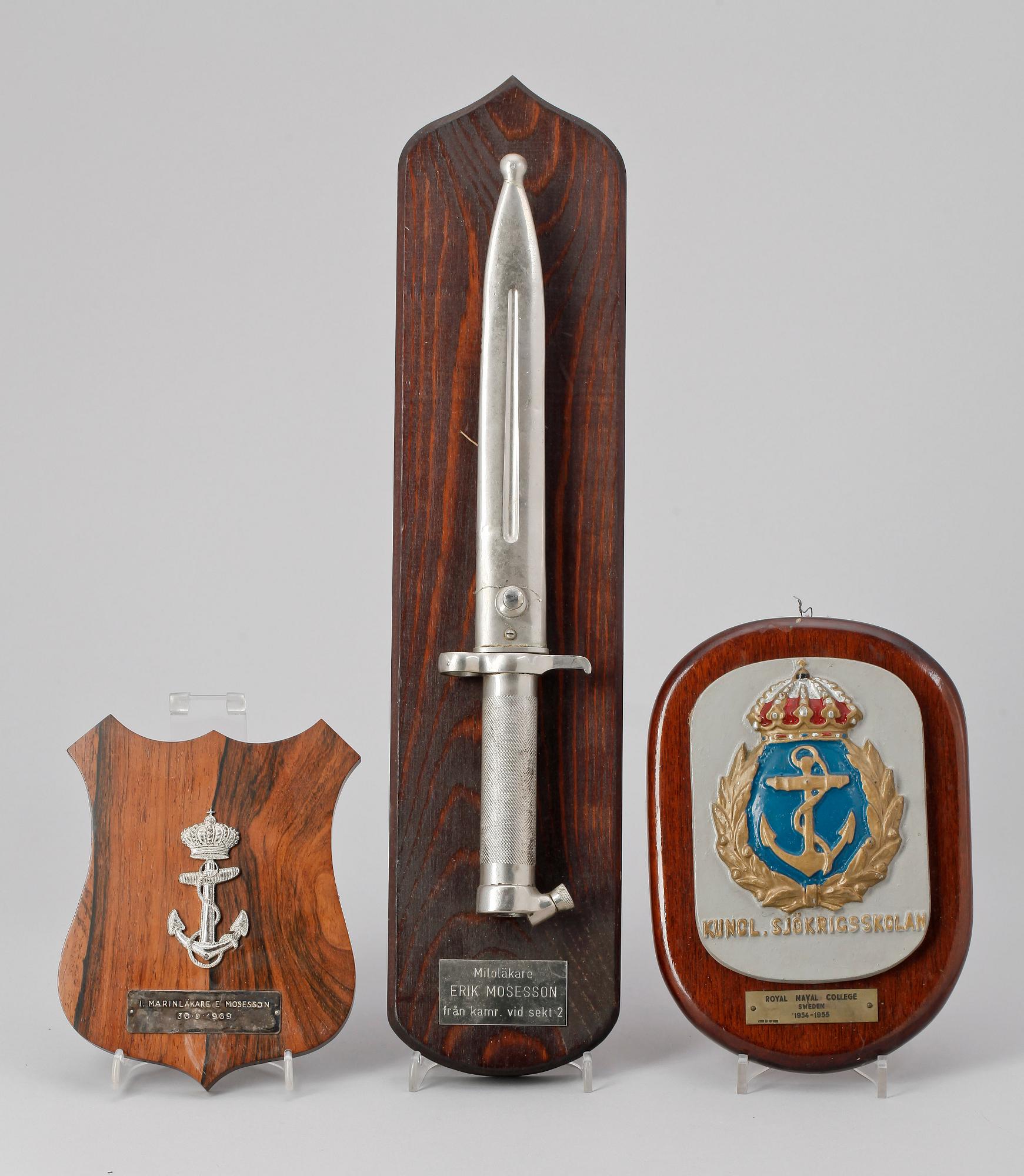 HEDERSBAJONETT SAMT 2 st PLAKETTER, armén och flottan, Sverige, 1950 och 1960-tal.