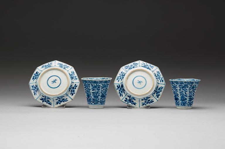 A pair of blue and white cups with saucers. Qing dynasty Kangxi(1662-1722).