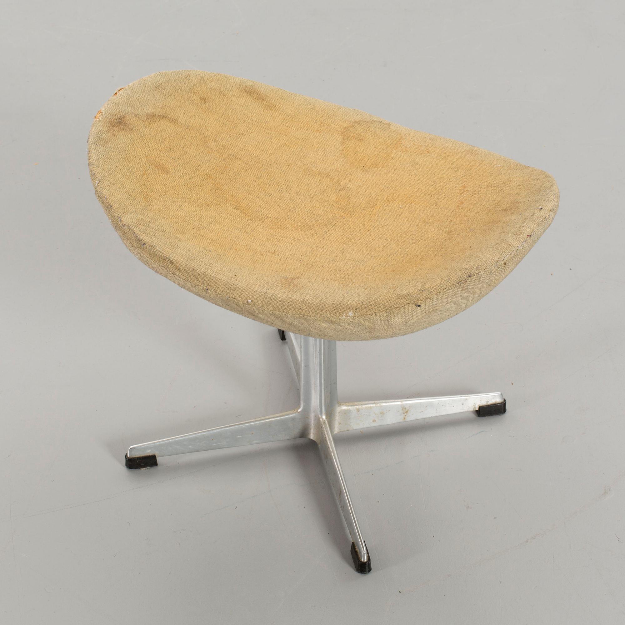 AN ARNE JACOBSEN FOOT STOOL, "Ägget".