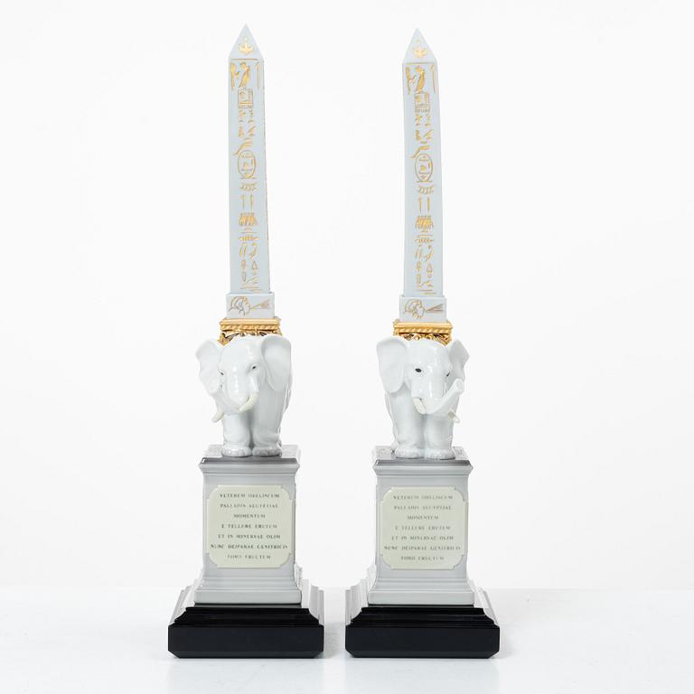 Lladró, figuriner, ett par, "Pulcini obelisk (golden white left)" samt "Pulcini obelisk (golden white right)", Spanien.