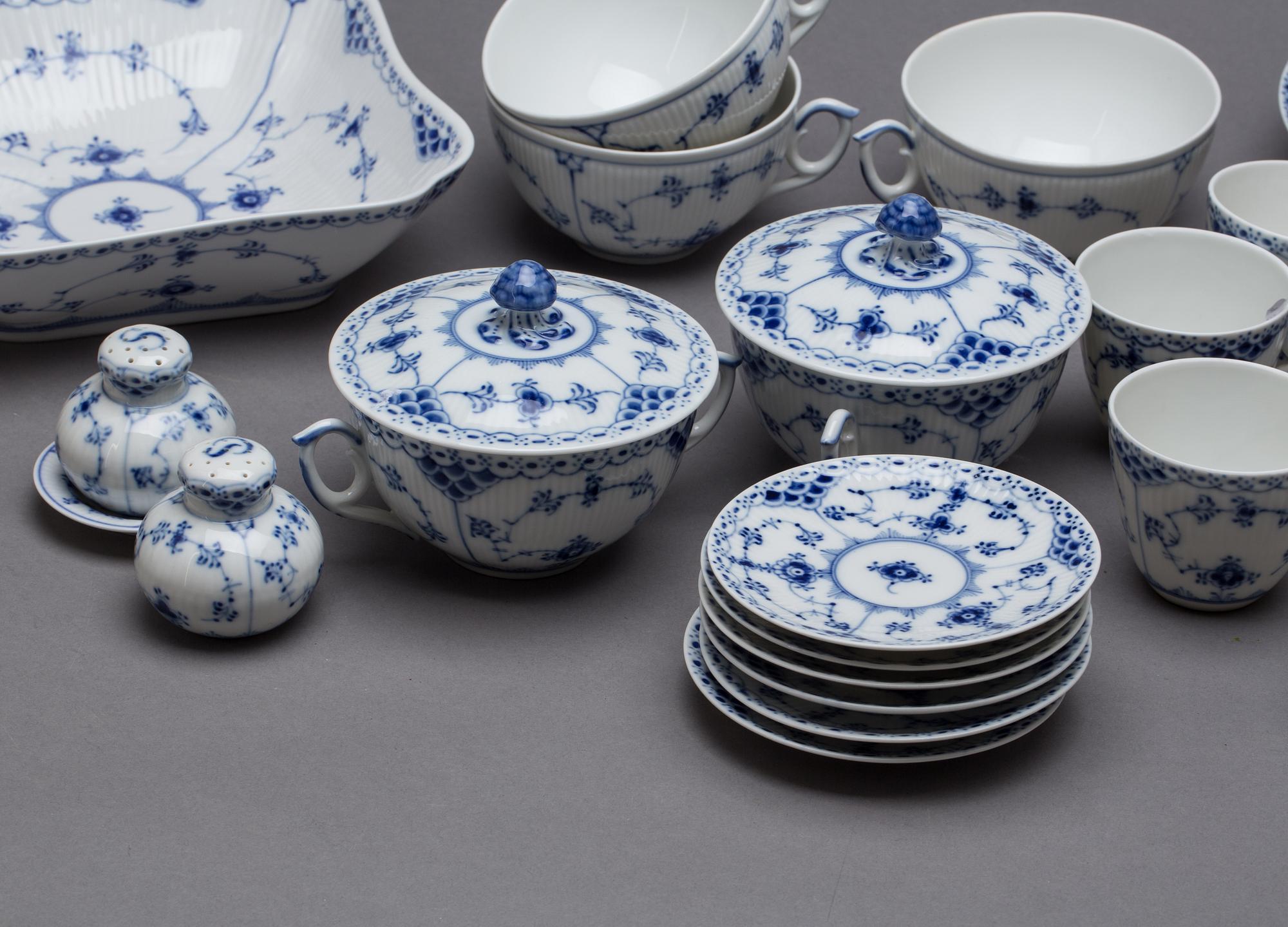 SERVIS, ca 65 delar, "Musselmalet", halvblond, Royal Copenhagen.
