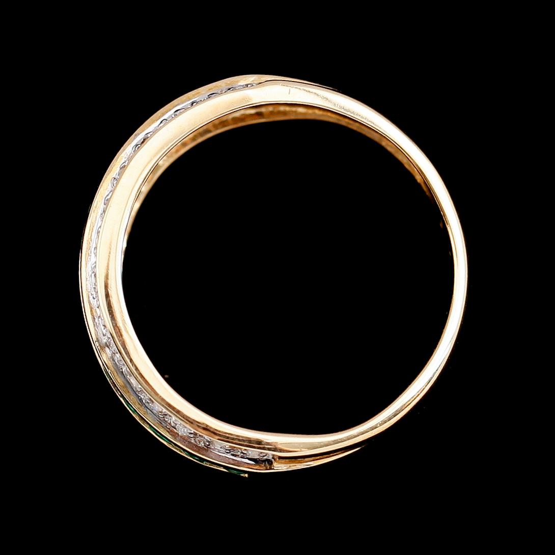 RING, 9 k guld, diamanter tot ca 0.50 ct, samt smaragder.