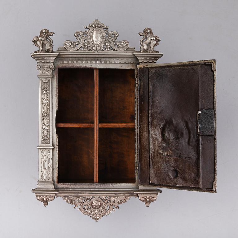 VÄGGSKÅP, vitmetall, renässansstil, 1800-talets andra hälft.
