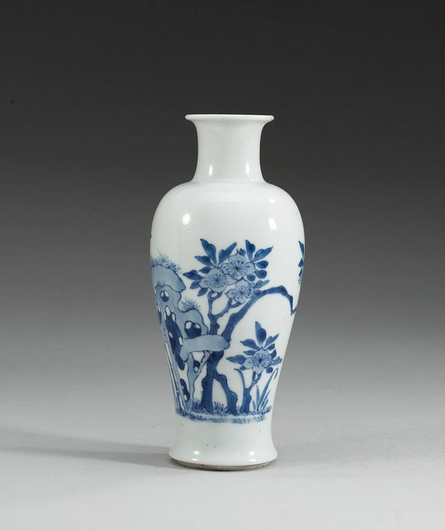 A blue and white vase, Qing dynasty, Kangxi (1662-1722).