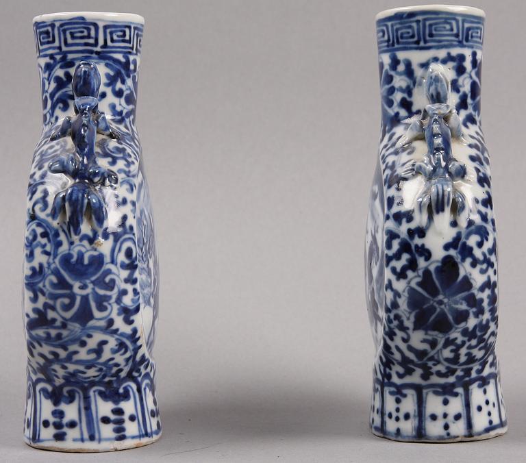 PILGRIMSFLASKOR, ett par, porslin, Kina. 1800-tal.