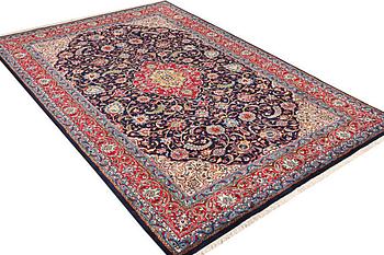 A KAshan carpet, a. 312 x 206 cm.