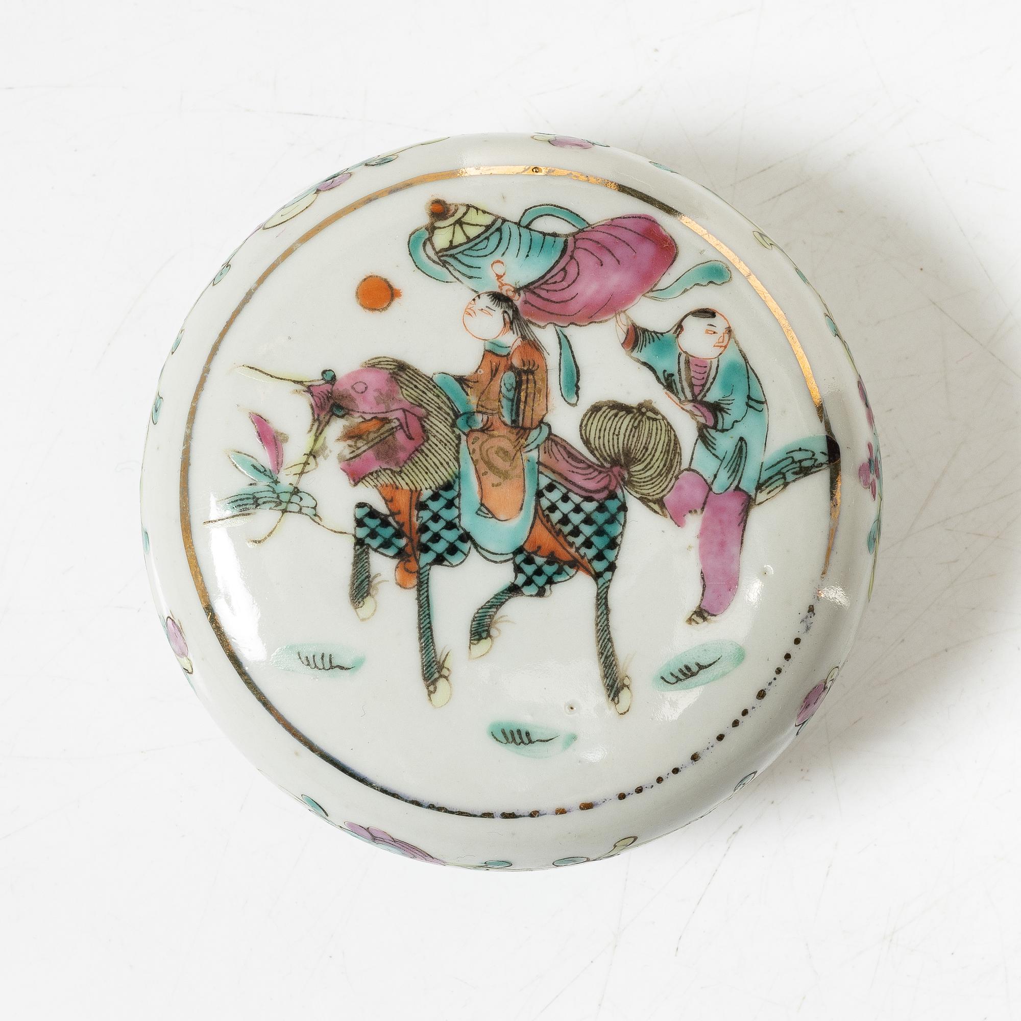 A set of nine Chinese porcelain pieces, 19th Century.