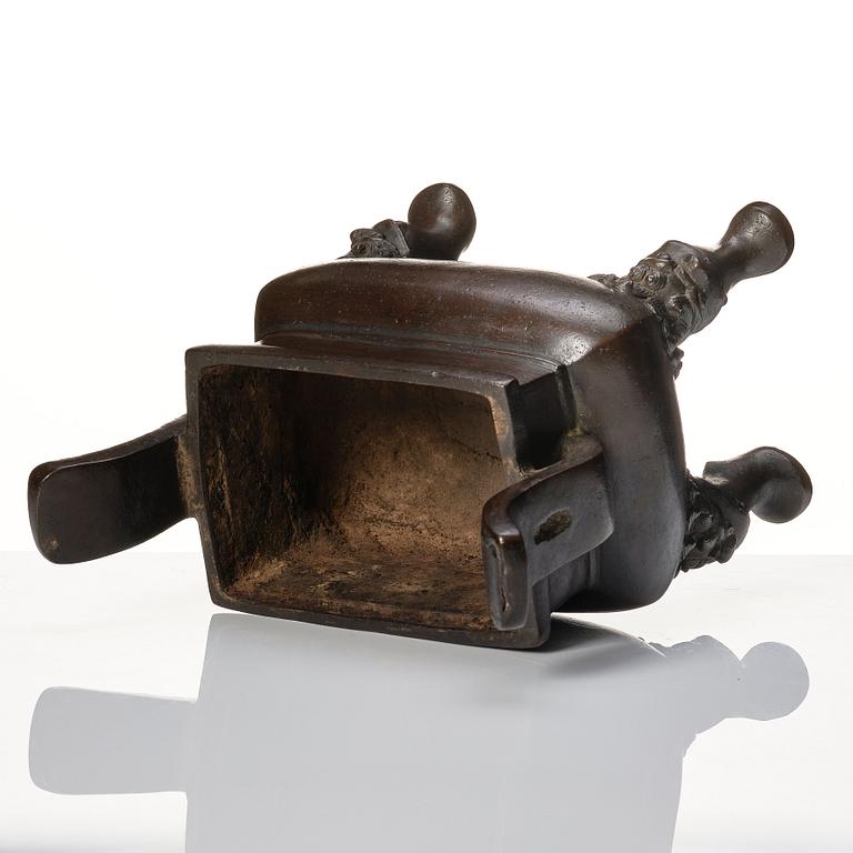 A bronze censer with cover, late Ming dynasty (1368-1644).