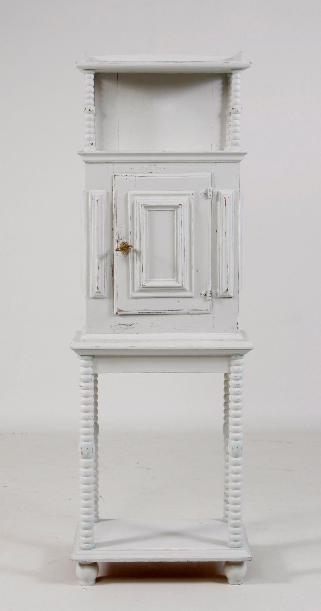 SKÅP på BENSTÄLLNING, allmoge, 1800/1900-tal.