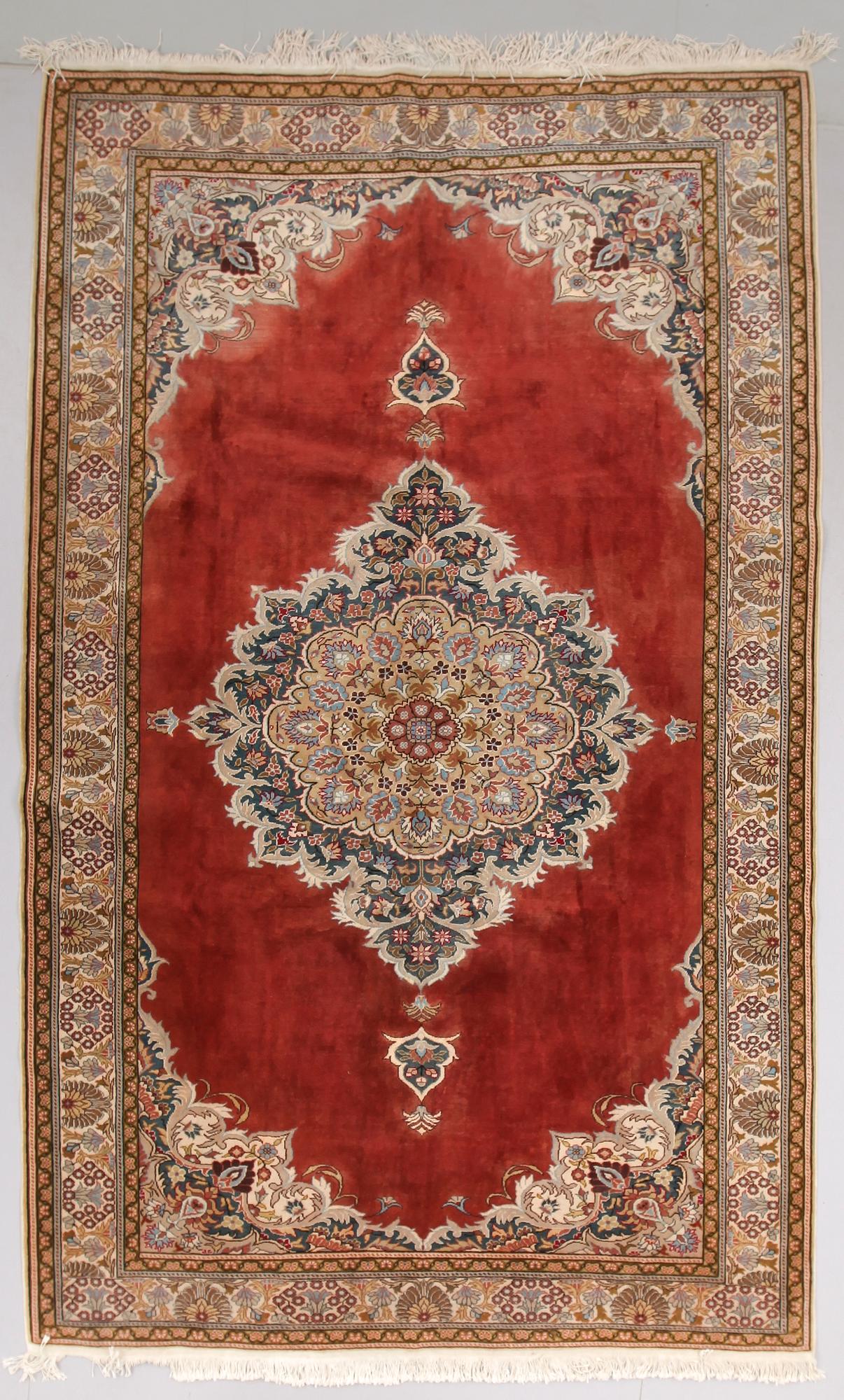 MATTA, turkisk. Ca 340 x 205 cm.