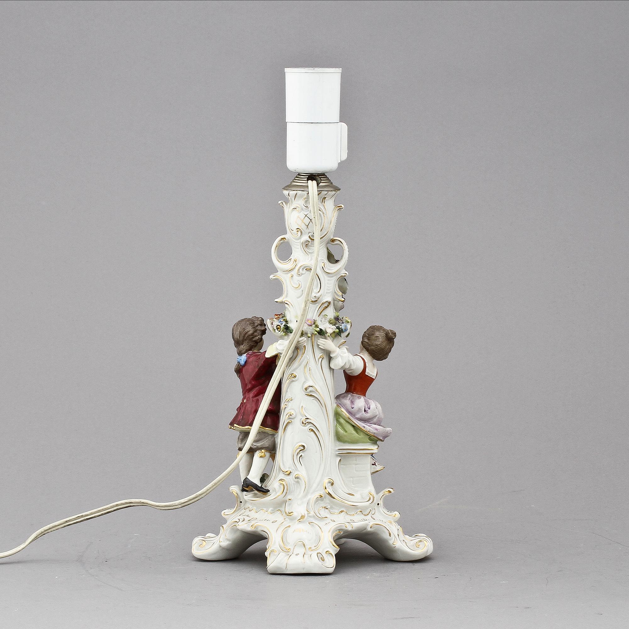 BORDSLAMPA, porslin, Neapel-liknande märke, 1900-tal.