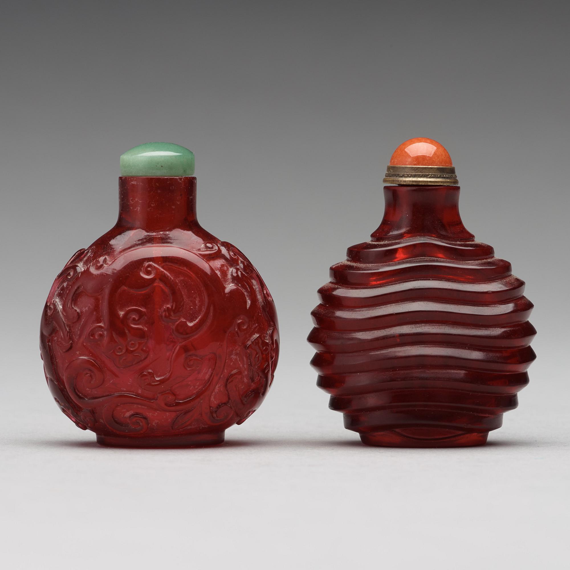 SNUSFLASKOR, två stycken, pekingglas. Kina, 1900-tal.