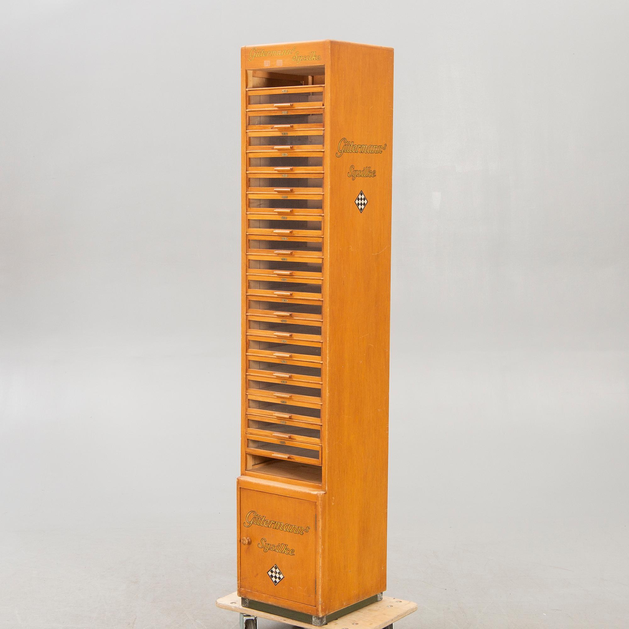 A display cabinet marked  "Gütermanns Sysilke", 1940s.