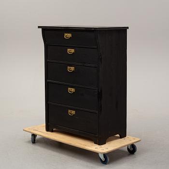 A ca 1900 chest of drawers.