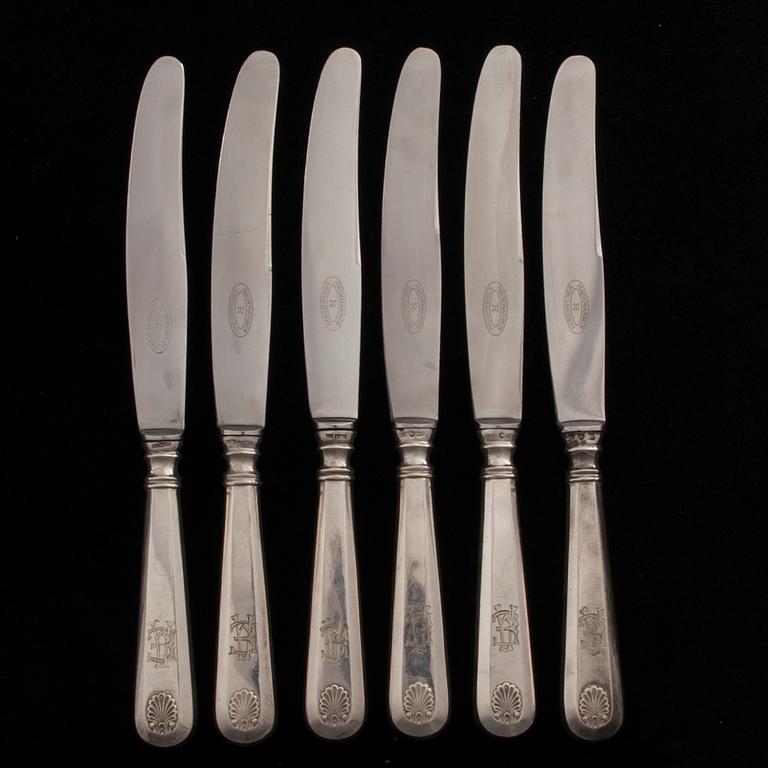 BESTICK, 6+6 "Musslan" silver, Helsingfors 1936-1950. Knivbladen stål. Sammanlagd vikt ca 748 g.